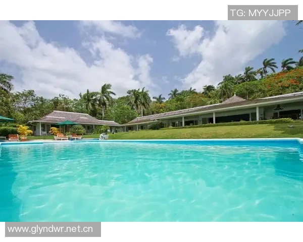 以室外泳池为核心打造度假休闲空间，尽享阳光与水的完美融合